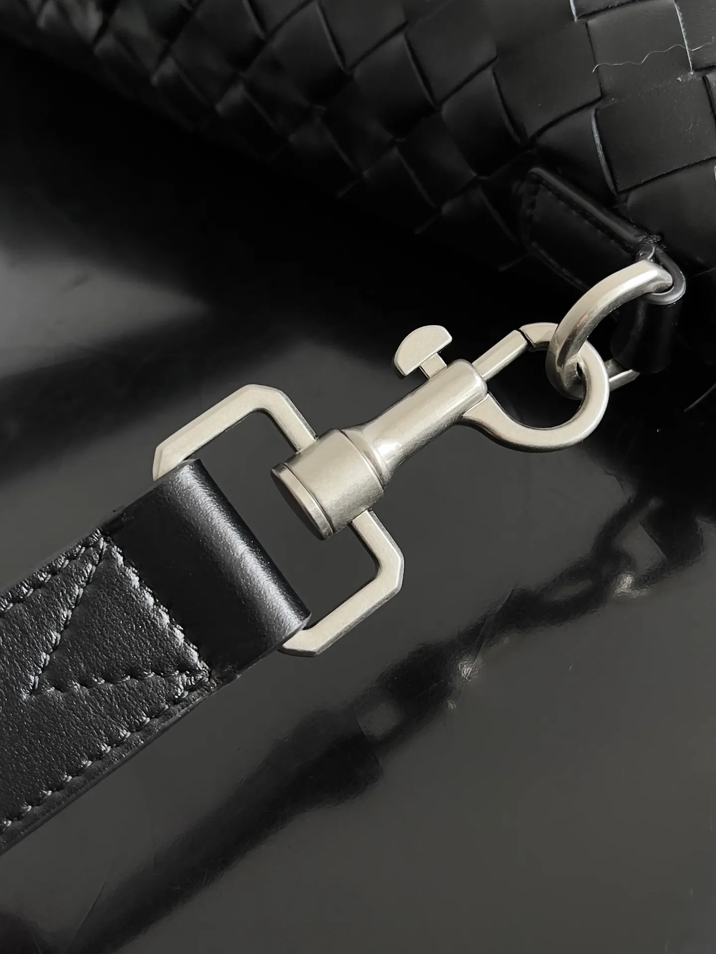 Batch 2520 BOTTEGA VENETA Bottega Veneta's 2025 new men's Intrecciato woven soft briefcase, the advanced version of the briefcase is officially launched. The classic calfskin weave has a gentle and generous style, which not only reduces the seriousness of work but also reflects taste. The large-capacity design takes into account the need of many men to go out to work, reducing the trouble of carrying multiple bags when going out. Small items such as computers and pens are all stored at once. The bag body is equipped with detachable shoulder straps on both sides, so one bag can be carried multiple times, reducing the burden on shoulders. Style number: 815783 Size: 39*33.5*8.5cm